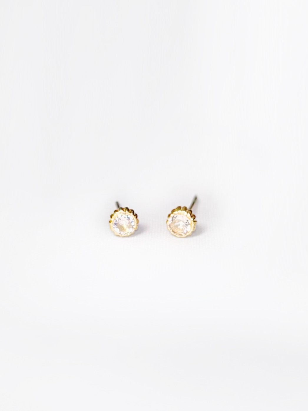 Boucles d'oreilles courtes Or et Blanc