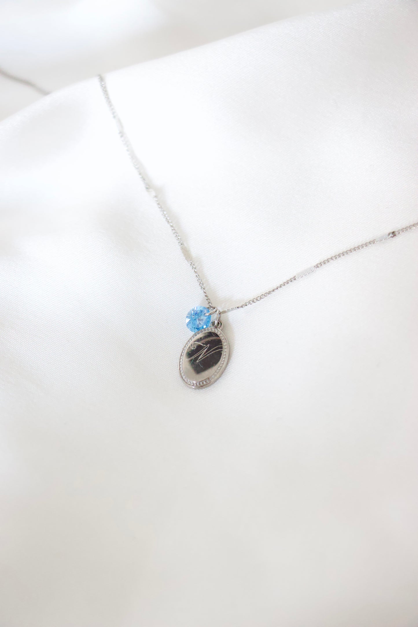 Collier gravure - Lettre argentée